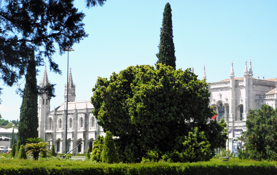 Mosteiro dos Jerónimos - view from the Praça do Império Garden